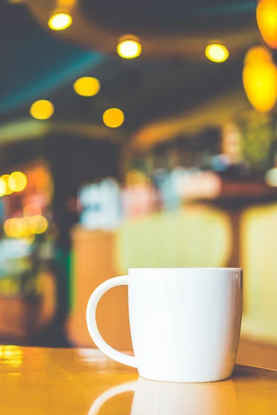 Coffee cup in coffee shop — Stock Photo, Image