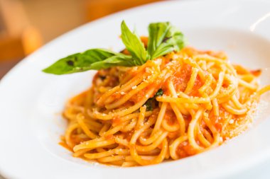Spagetti bolognese beyaz çanak üzerinde