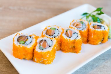 Beyaz yemek suşi rulo