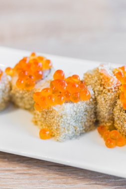 Beyaz yemek suşi rulo