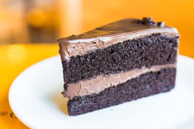 Beyaz tabakta çikolatalı kek