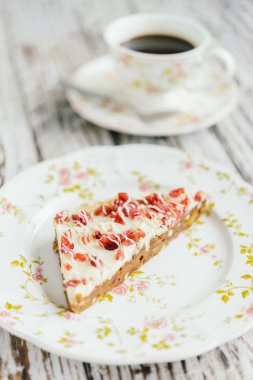 Kızılcık kek ve kahve fincanı