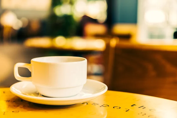木桌上的咖啡杯 — 图库照片