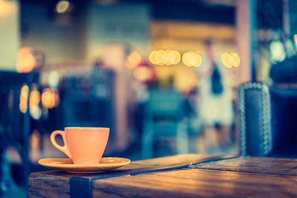 Koffiekopje op houten tafel — Stockfoto