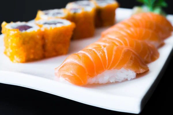 Rollos de sushi de salmón — Foto de Stock