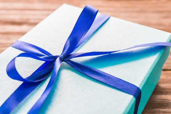 Caja de regalo con cinta azul —  Fotos de Stock