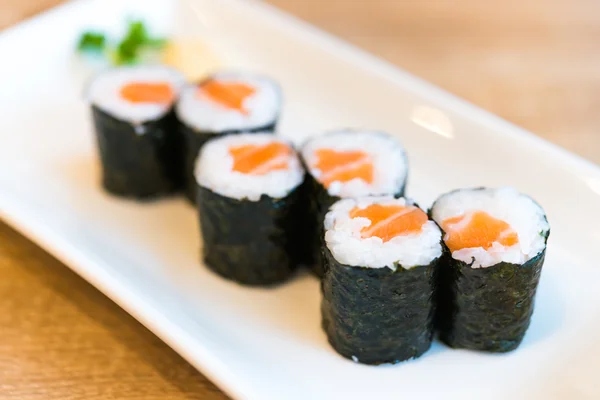 Rolos de sushi em prato branco — Fotografia de Stock