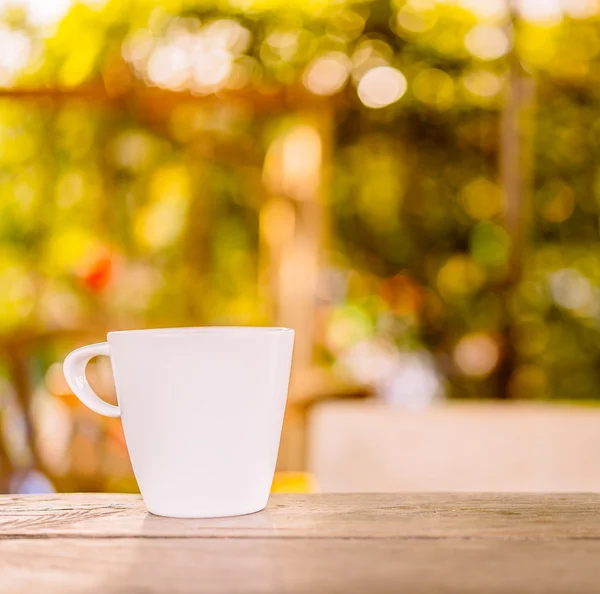 Xícara de café na mesa de madeira — Fotografia de Stock