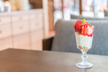 Parfe yoğurt meyve cam