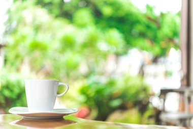 Kahve fincanı ahşap masada.