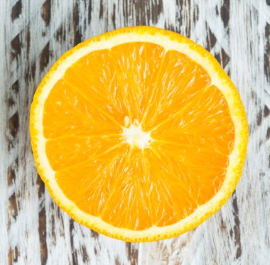 Ahşap arkaplanda portakal meyvesi