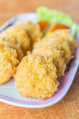 Kızarmış karides plaka üzerinde