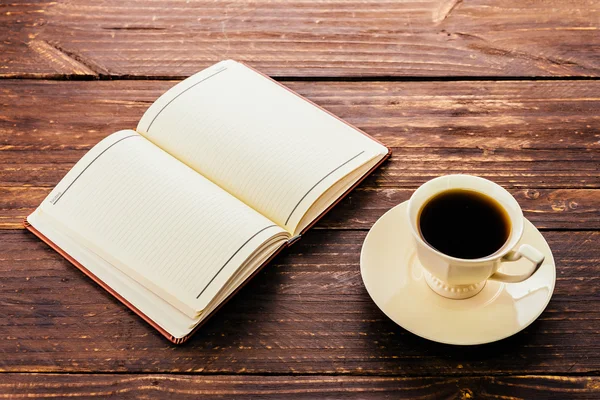 Copo de café e livro — Fotografia de Stock