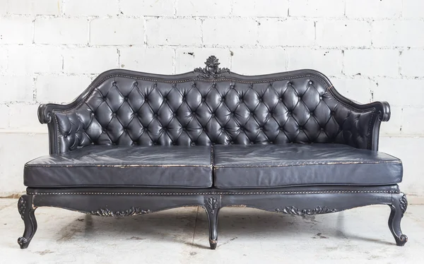 Czarna sofa starodawny — Zdjęcie stockowe