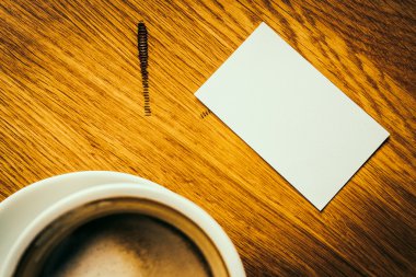 Beyaz kart ve kahve fincanı