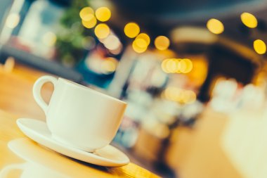 Beyaz fincanda sade kahve.