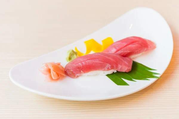 Rauwe tonijn rijst sushi — Stockfoto