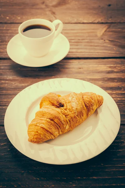 Croissant en koffie beker — Stockfoto