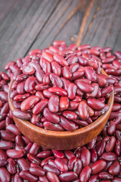 Frijoles rojos sobre fondo de madera —  Fotos de Stock