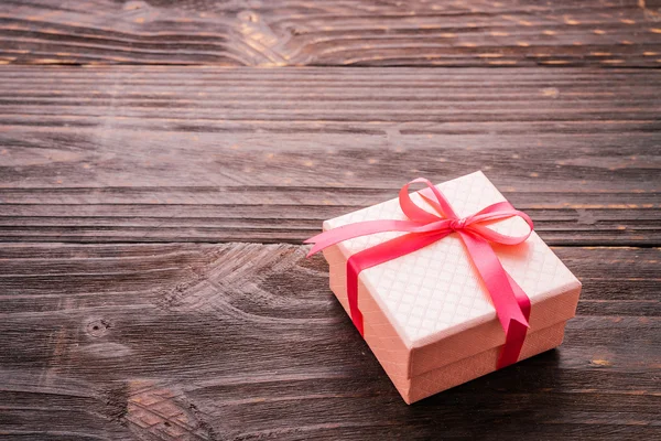 Caja de regalo sobre fondo de madera — Foto de Stock