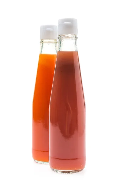Бутылки с соусом на белом фоне — стоковое фото