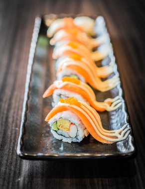 Somon suşi roll maki