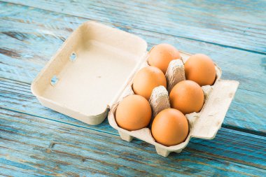 ahşap arka plan üzerinde yumurta paketi