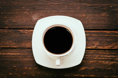 Ahşap arka planda kahve fincanı