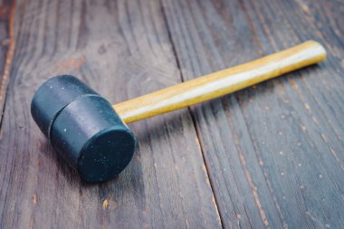 ahşap arka plan üzerinde çekiç