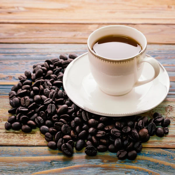 Taza de café sobre mesa de madera — Foto de Stock