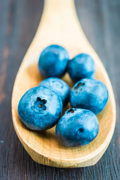 Blueberry sked på trä bakgrund — Stockfoto