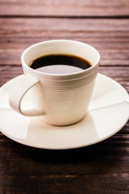 Ahşap arka planda kahve fincanı