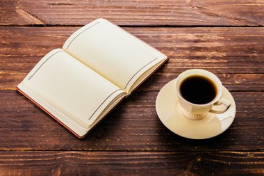 kahve fincanı ve kitap