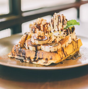 Dondurma ile meyve gözleme