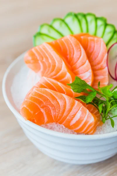 Sashimi de salmão em tigela branca — Fotografia de Stock