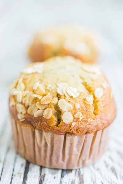 Muffin i vit platta — Stockfoto