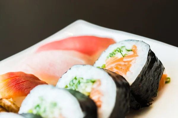 Rolki pyszne sushi japoński — Zdjęcie stockowe