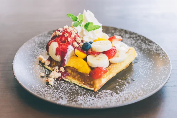 Waffle de frutas com sorvete — Fotografia de Stock