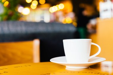 Beyaz fincanda sade kahve.