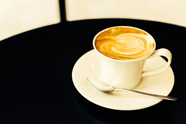 Latte xícara de café na mesa — Fotografia de Stock