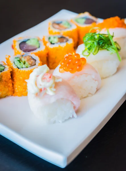 Rollos de sushi de salmón — Foto de Stock