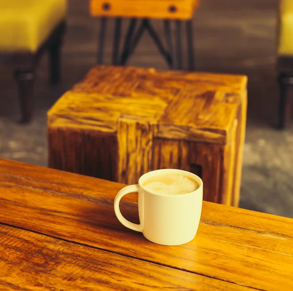 टेबलवर लॅटे कॉफी कप — स्टॉक फोटो, इमेज