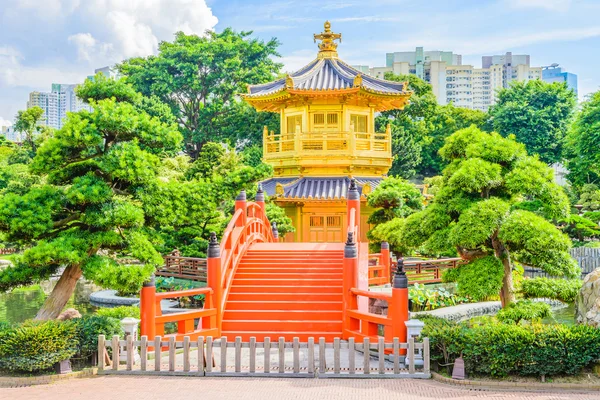 Pabellón chino de oro en el parque de Hong Kong —  Fotos de Stock