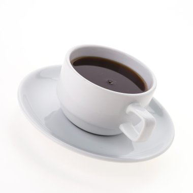 Beyaz arka planda kahve fincanı