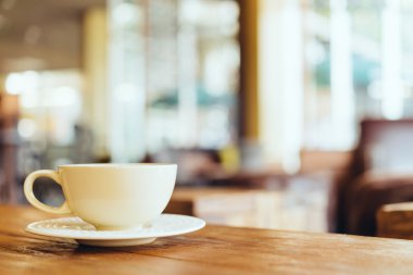 Kahve fincanı ahşap masada.