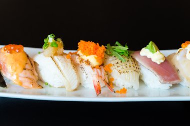 Beyaz yemek suşi rulo