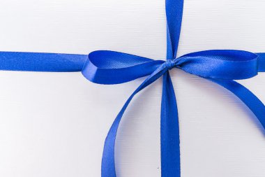 Mavi kurdeleli hediye kutusu