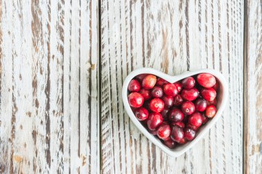 Kızılcık kalp şeklinde kase