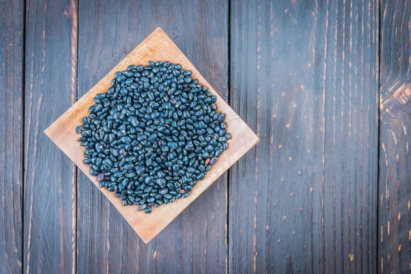 Frijoles negros en plato —  Fotos de Stock