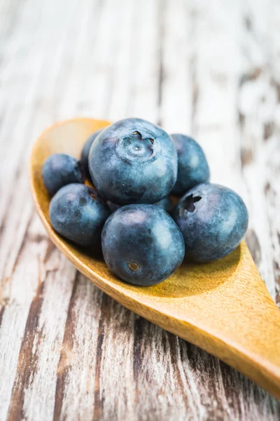 Blaubeere auf Löffel — Stockfoto